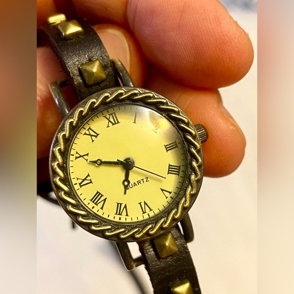 Old wristwatch with a leather band - Picture 3 of 4